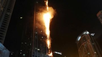 السبب مجهول.. حريق في الطوابق العليا لأبراج الإمارات المالية بدبي السبب مجهول.. حريق في الطوابق العليا لأبراج الإمارات المالية بدبي