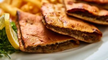 طريقة عمل حواوشي السجق للشيف شربيني طريقة عمل حواوشي السجق للشيف شربيني