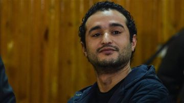 السجن سنة لـ أحمد دومة في اتهامه بنشر أخبار كاذبة السجن سنة لـ أحمد دومة في اتهامه بنشر أخبار كاذبة