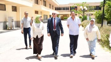 رئيس جامعة قناة السويس يتفقد امتحانات الطب البيطري ويؤكد انتظام اللجان