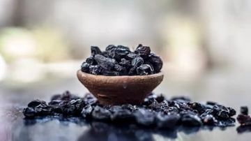 ماذا يحدث لجسمك عند تناول الزبيب الأسود؟ ماذا يحدث لجسمك عند تناول الزبيب الأسود؟
