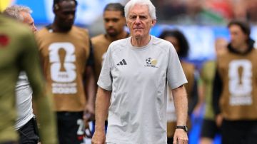 مدرب جنوب إفريقيا بروس يتريث قبل حسم مستقبله مدرب جنوب إفريقيا بروس يتريث قبل حسم مستقبله
