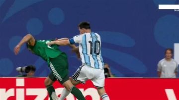 جدل تحكيمي يلاحق ميسي في مواجهة الجزائر.. مطالبات بطرده بعد تدخل قوي على ماندي جدل تحكيمي يلاحق ميسي في مواجهة الجزائر.. مطالبات بطرده بعد تدخل قوي على ماندي