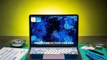 صحفي يبتكر أول حاسوب هجين من MacBook Neo صحفي يبتكر أول حاسوب هجين من MacBook Neo