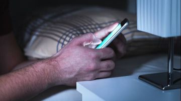 ماذا يحدث عند وضع الهاتف المحمول تحت المخدة