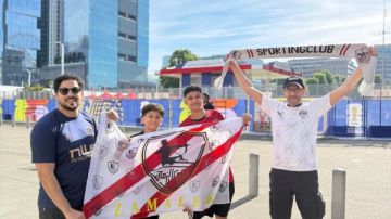 علم الزمالك.. عائلة مصرية تؤازر منتخب مصر أمام بلجيكا علم الزمالك.. عائلة مصرية تؤازر منتخب مصر أمام بلجيكا