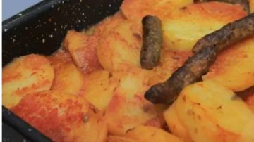 طريقة عمل صينية بطاطس بالسجق .. بأسهل الخطوات طريقة عمل صينية بطاطس بالسجق .. بأسهل الخطوات