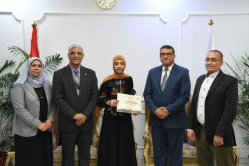 محافظ قنا يكرم أوائل الشهادة الإعدادية صور محافظ قنا يكرم أوائل الشهادة الإعدادية صور
