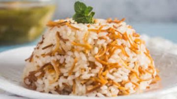 سر عمل الأرز بالشعرية مثل المطاعم.. 7 خطوات تضمن لك حبات مفلفلة وطعما شهيا سر عمل الأرز بالشعرية مثل المطاعم.. 7 خطوات تضمن لك حبات مفلفلة وطعما شهيا