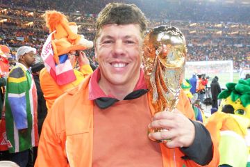 كأس العالم 2026.. قصة مشجع إنجليزي عمره 62 عاما يبيع منزله لمؤازرة منتخب بلاده بالمونديال صور كأس العالم 2026.. قصة مشجع إنجليزي عمره 62 عاما يبيع منزله لمؤازرة منتخب بلاده بالمونديال صور
