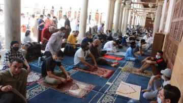 اتبع هذه السنن.. آداب دخول المسجد يوم الجمعة وحكم تخطي رقاب المصلين