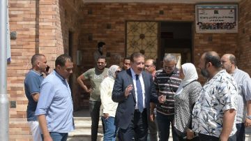 محافظ بورسعيد يرصد أوجه القصور ويوجه باتخاذ كافة الإجراءات القانونية لانتخاب مجلس إدارة جديد لجمعية النور والسرور الأمل