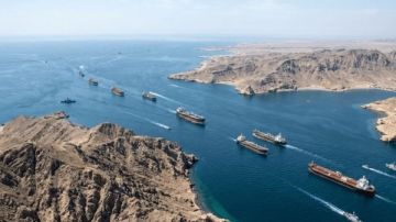 الإيكونوميست: حالة عدم اليقين بشأن هرمز تقيد حركة مرور السفن