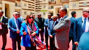 الرئيس الإريتري يزور وحدات سكن لكل المصريين بحدائق العاصمة الرئيس الإريتري يزور وحدات سكن لكل المصريين بحدائق العاصمة