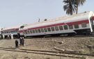السكة الحديد : الدفع بأوناش لرفع عربات قطار كفر الزيات الخارج عن القضبان صور