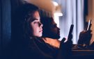جحيم التجاهل الرقمي (Phubbing) ..عندما يهدد الهاتف الذكي استقرار علاقتك العاطفية