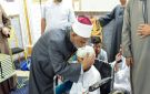 خلال مبادرة توزيع المصاحف.. رئيس المعاهد الأزهرية يقبل رأس طفل من حفظة القرآن في قنا