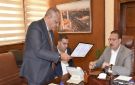 محافظ بورسعيد يعتمد نتيجة الشهادة الإعدادية بنسبة نجاح 79.2٪ و يجري اتصالا هاتفيا بالأول و الأول مكرر
