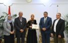 محافظ قنا يكرم أوائل الشهادة الإعدادية صور - eg