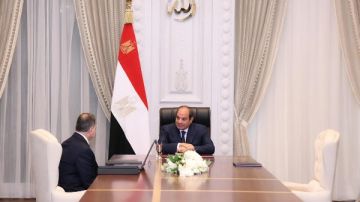 الرئيس السيسي يستقبل وزير الداخلية بالعلمين الرئيس السيسي يستقبل وزير الداخلية بالعلمين