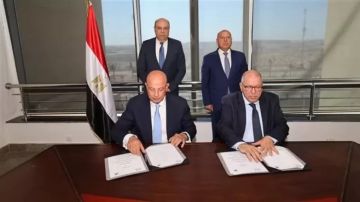 وزيرا النقل والطيران يشهدان توقيع بروتوكول تعاون لتطوير ورفع كفاءة المطارات المصرية وزيرا النقل والطيران يشهدان توقيع بروتوكول تعاون لتطوير ورفع كفاءة المطارات المصرية