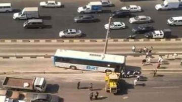 الشركة تكشف تفاصيل حادث الأتوبيس الترددي بالخصوص: السائق انحرف لتفادي دهس أسرة الشركة تكشف تفاصيل حادث الأتوبيس الترددي بالخصوص: السائق انحرف لتفادي دهس أسرة