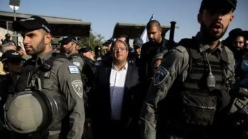 بن جفير يقتحم المسجد الأقصى وسط حماية قوات الاحتلال بن جفير يقتحم المسجد الأقصى وسط حماية قوات الاحتلال