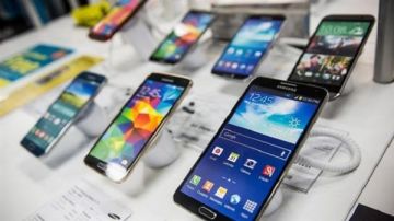 التجار يتحملون الغضب.. شعبة المحمول: السوق لم يعد يحتمل زيادات جديدة في أسعار الهواتف التجار يتحملون الغضب.. شعبة المحمول: السوق لم يعد يحتمل زيادات جديدة في أسعار الهواتف