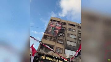 غزة.. رفع صور مدرب منتخب مصر حسام حسن