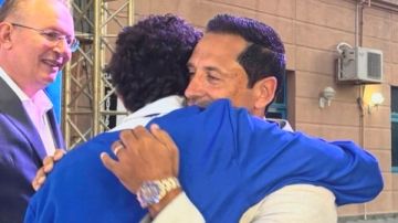 حاسس أني بحلم.. أحمد سالم يحتفل بدخول ابنه الجامعة حاسس أني بحلم.. أحمد سالم يحتفل بدخول ابنه الجامعة