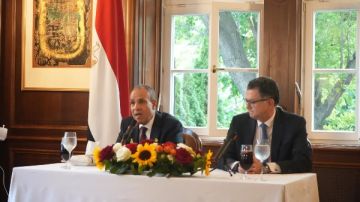 وزير الخارجية يلتقي بأعضاء الجالية المصرية في فيينا وزير الخارجية يلتقي بأعضاء الجالية المصرية في فيينا