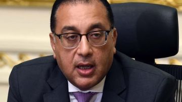 رئيس الوزراء يعطي إشارة البدء لتركيب وعاء ضغط المفاعل رئيس الوزراء يعطي إشارة البدء لتركيب وعاء ضغط المفاعل