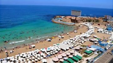 إقبال غير مسبوق بشواطئ الإسكندرية.. القطاع الشرقي يسجل 100 والغربي يتجاوز الـ 90