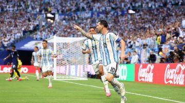 الأرجنتين تحسم هوية الزي في نهائي كأس العالم الأرجنتين تحسم هوية الزي في نهائي كأس العالم