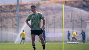 لاعبو بيراميدز الدوليون يؤدون مرانهم الاول مع الفريق لاعبو بيراميدز الدوليون يؤدون مرانهم الاول مع الفريق