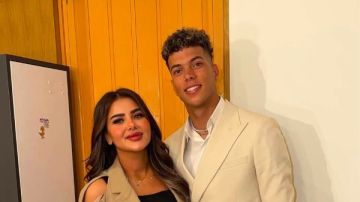 زوجة إمام عاشور تثير الجدل بإطلالتها فى حلقة منى الشاذلى زوجة إمام عاشور تثير الجدل بإطلالتها فى حلقة منى الشاذلى