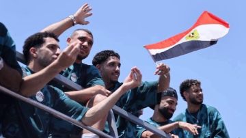 ناقد رياضي بعد استقبال الجماهير لمنتخب مصر: أقسم بالله بكيت من الفرحة ناقد رياضي بعد استقبال الجماهير لمنتخب مصر: أقسم بالله بكيت من الفرحة