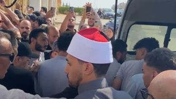 حزن وصدمة تامر حسني خلال جنازة والده.. شاهد حزن وصدمة تامر حسني خلال جنازة والده.. شاهد