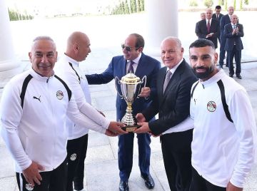 ذكره بالاسم.. الرئيس المصري يفاجئ محمد صلاح (فيديو) ذكره بالاسم.. الرئيس المصري يفاجئ محمد صلاح (فيديو)
