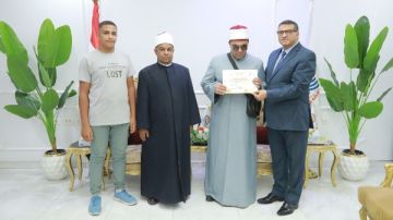 محافظ قنا يكرم أوائل المعاهد الثانوية الأزهرية محافظ قنا يكرم أوائل المعاهد الثانوية الأزهرية