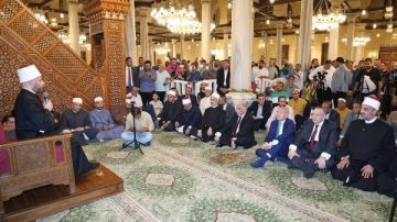 افتتاح مسجد الإمام الحسين عقب تجديد الفرش.. صور افتتاح مسجد الإمام الحسين عقب تجديد الفرش.. صور