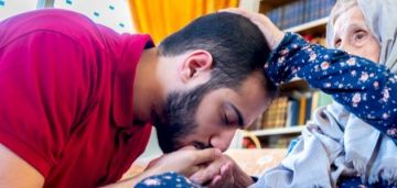 ما صحة حديث الجنة تحت أقدام الأمهات؟.. دار الإفتاء تجيب ما صحة حديث الجنة تحت أقدام الأمهات؟.. دار الإفتاء تجيب