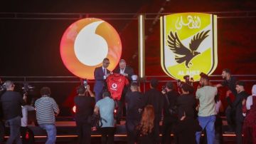 احتفالية الشراكة التاريخية.. الخطيب يهدي قميص الأهلي إلى الرئيس التنفيذي لـ فودافون احتفالية الشراكة التاريخية.. الخطيب يهدي قميص الأهلي إلى الرئيس التنفيذي لـ فودافون
