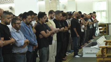 شقيق تامر حسني يؤم المصلين بجنازة والده شقيق تامر حسني يؤم المصلين بجنازة والده