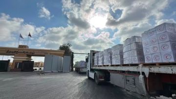 الهلال الأحمر يطلق قافلة زاد العزة الـ 239 محملة بالمساعدات الغذائية والإغاثية لغزة الهلال الأحمر يطلق قافلة زاد العزة الـ 239 محملة بالمساعدات الغذائية والإغاثية لغزة