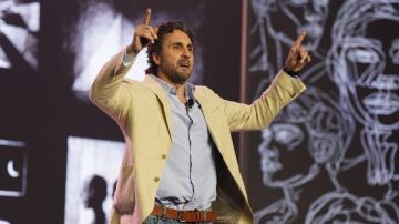 مسرحية خيال مريض ترفع شعار كامل العدد في أول ليلة عرض مسرحية خيال مريض ترفع شعار كامل العدد في أول ليلة عرض