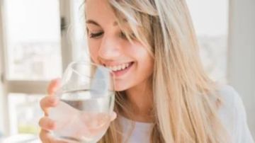 هل شرب الماء فور الاستيقاظ مفيد للصحة؟.. الحقيقة كاملة هل شرب الماء فور الاستيقاظ مفيد للصحة؟.. الحقيقة كاملة