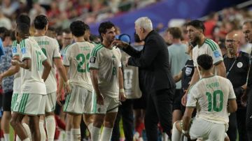مدافع منتخب الجزائر يعلن اعتزاله اللعب الدولي مدافع منتخب الجزائر يعلن اعتزاله اللعب الدولي