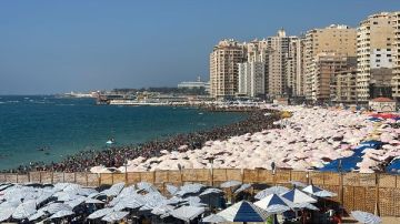 إقبال تاريخي بشواطئ الإسكندرية.. والقطاع الشرقي كامل العدد إقبال تاريخي بشواطئ الإسكندرية.. والقطاع الشرقي كامل العدد
