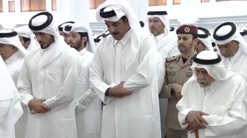 الشيخ تميم أمير قطر يؤدي صلاة الجنازة على والده.. صور الشيخ تميم أمير قطر يؤدي صلاة الجنازة على والده.. صور